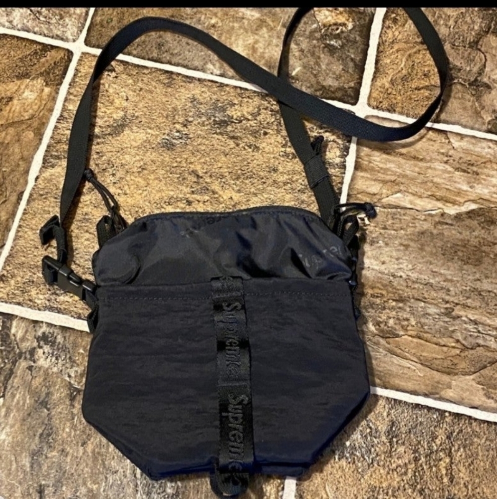 Supreme neck/shoulder bag.